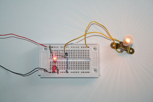 Die Blink-LED steuert über einen Transistor die Glühlampe an